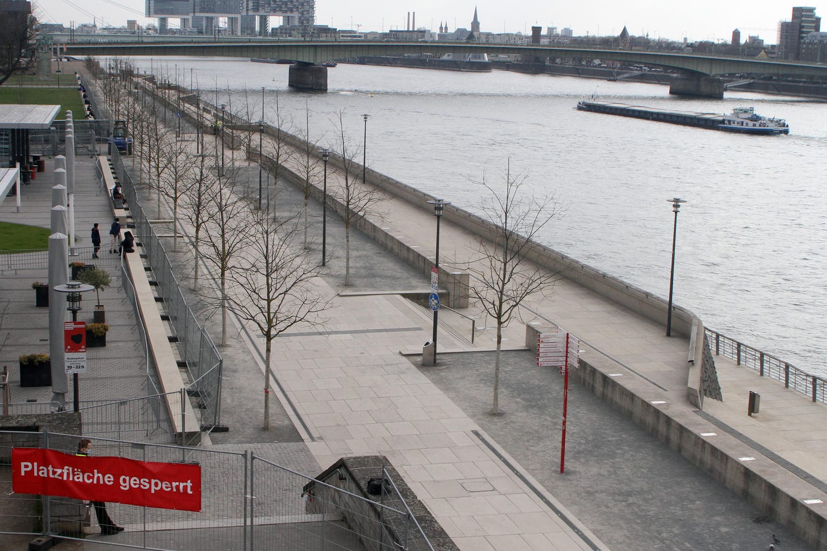 Der geräumte Rheinboulevard (Archivbild): Bereits im April wurde die beliebte Flaniermeile wegen des großen Menschenandrangs bei gutem Wetter gesperrt.