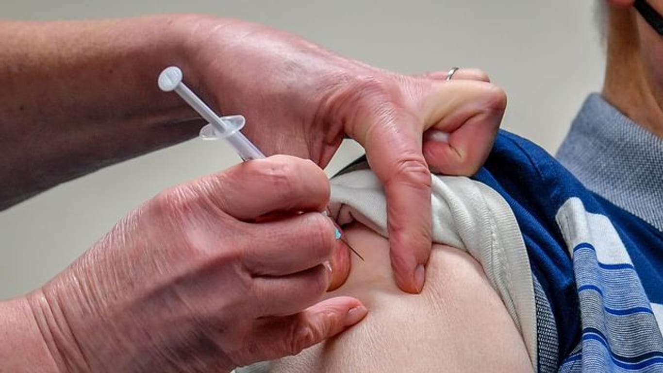Ein Patient wird mit dem von der Universität Oxford und dem Pharmakonzern Astrazeneca produzierten Corona-Impfstoff geimpft.