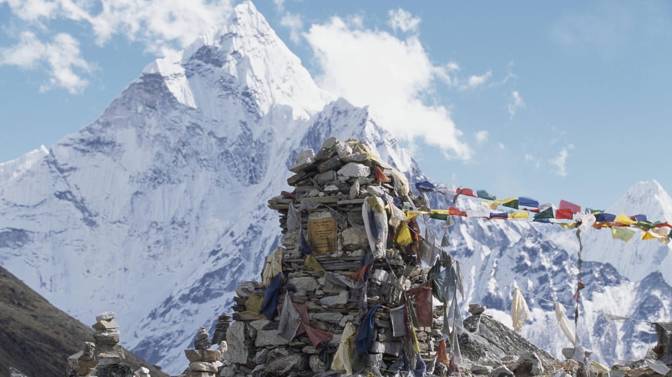 Gedenkstein am Mount Everest: Im Schnitt sterben jeses Jahr fünf Menschen am Berg.
