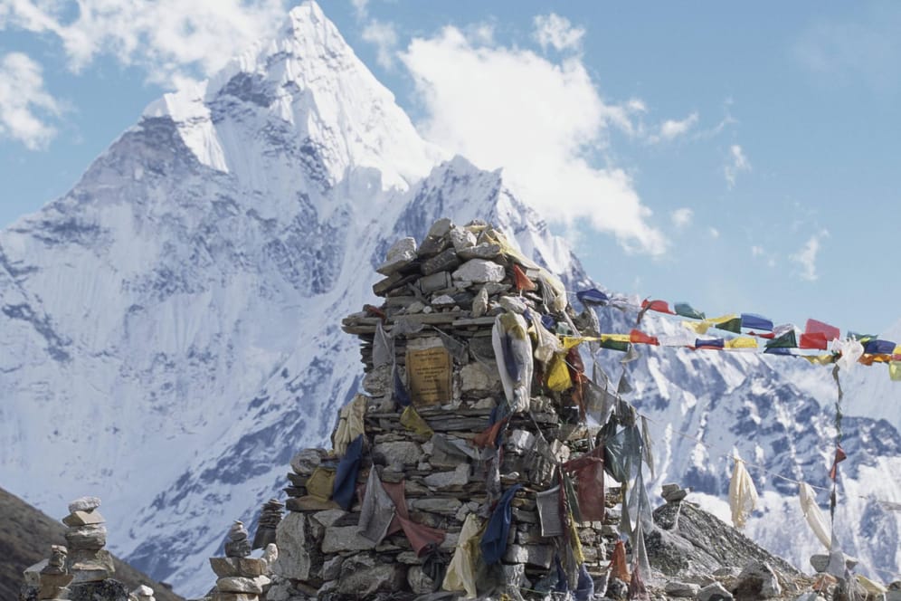 Gedenkstein am Mount Everest: Im Schnitt sterben jeses Jahr fünf Menschen am Berg.