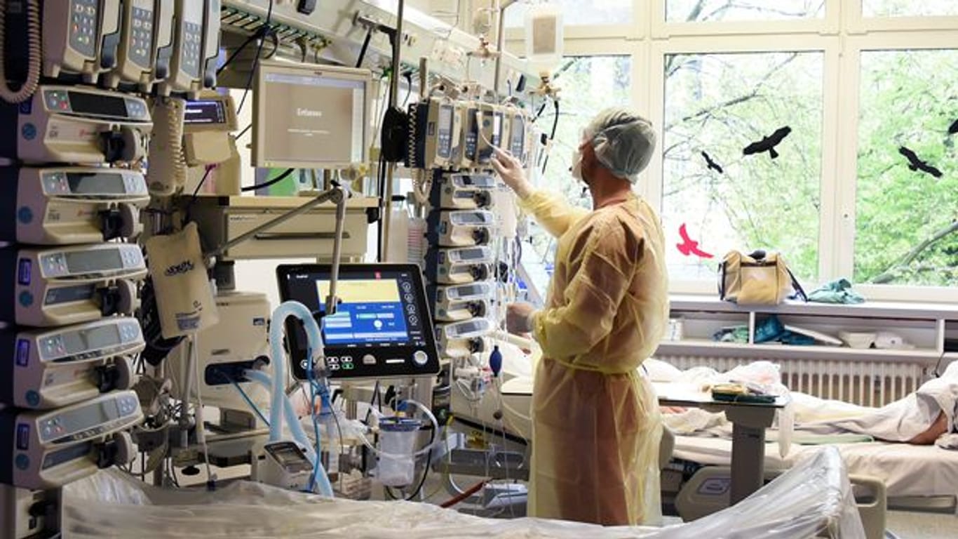 Ein Fachkrankenpfleger auf einer Intensivstation, auf der an Covid-19 erkrankte Patienten behandelt werden.