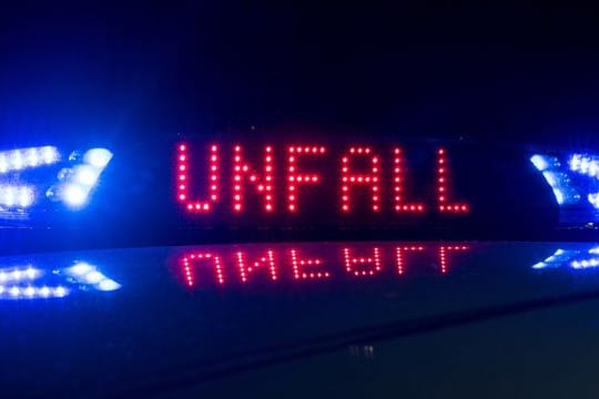 Der Schriftzug "Unfall" leuchtet an einem Streifenwagen (Symbolbild): Ein Aquaplaning-Unfall ereignete sich auf der A4.