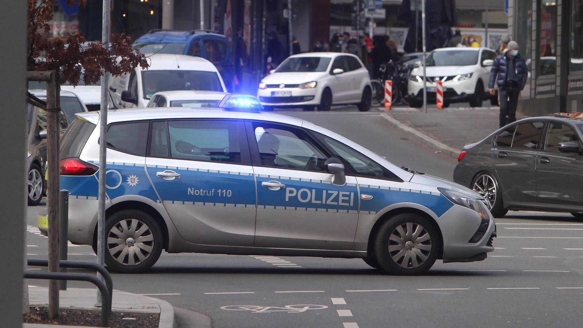 Einsatzwagen der Polizei (Symbolbild): In Frankfurt hat die Polizei einen bewaffneten Mann in der Nähe einer Moschee festgenommen. Einsatzwagen der Polizei (Symbolbild): In Frankfurt hat die Polizei einen bewaffneten Mann in der Nähe einer Moschee festgenommen.