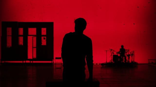 Szene der Aufführung "Einfach das Ende der Welt" - per Livestream eingespielt aus dem Schauspielhaus Zürich. Szene der Aufführung "Einfach das Ende der Welt" - per Livestream eingespielt aus dem Schauspielhaus Zürich.