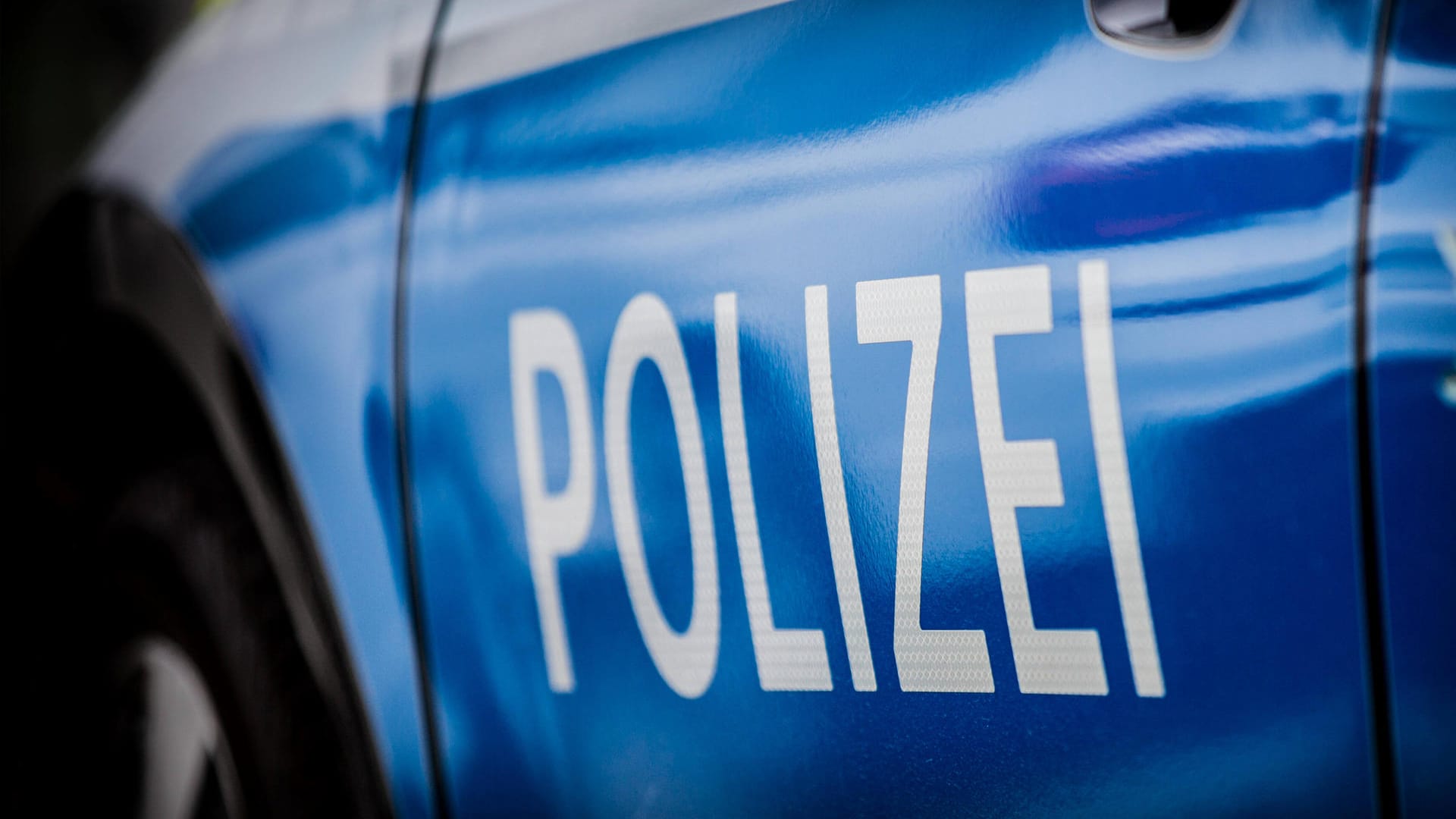 Einsatzfahrzeug der Polizei (Symbolbild): In Köln-Riehl haben Beamte eine Party aufgelöst. Einsatzfahrzeug der Polizei (Symbolbild): In Köln-Riehl haben Beamte eine Party aufgelöst.