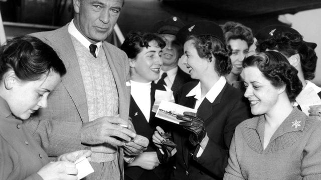 Der US-amerikanische Schauspieler Gary Cooper 1953 zu Besuch in Deutschland - umlagert von Verehrerinnen.