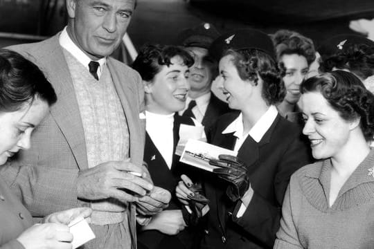 Der US-amerikanische Schauspieler Gary Cooper 1953 zu Besuch in Deutschland - umlagert von Verehrerinnen.