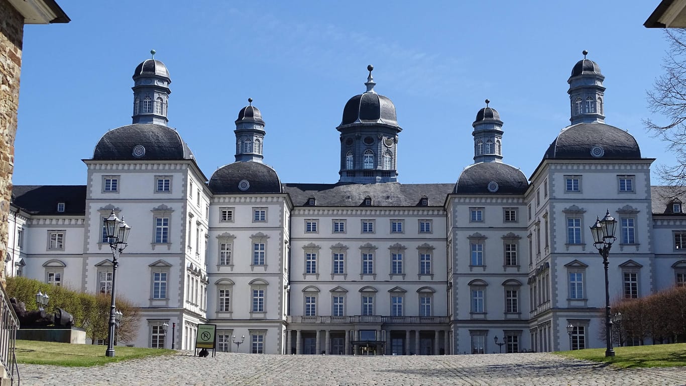 Schloss Bensberg im Bergischen Land: Hier verbringt der FC seine Quarantäne, bevor es nach Berlin geht.
