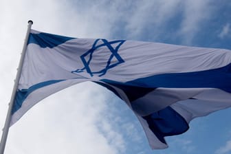 Eine Israel-Flagge (Symbolbild): Eine Fahne, die vor dem Konrad-Adenauer-Haus in Berlin hing, ist gestohlen worden.