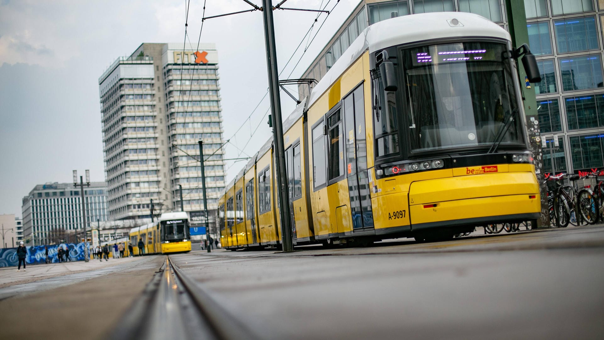 Straßenbahn am Alexanderplatz in Berlin (Archivbild): Ein Unbekannter rastete aus. Straßenbahn am Alexanderplatz in Berlin (Archivbild): Ein Unbekannter rastete aus.