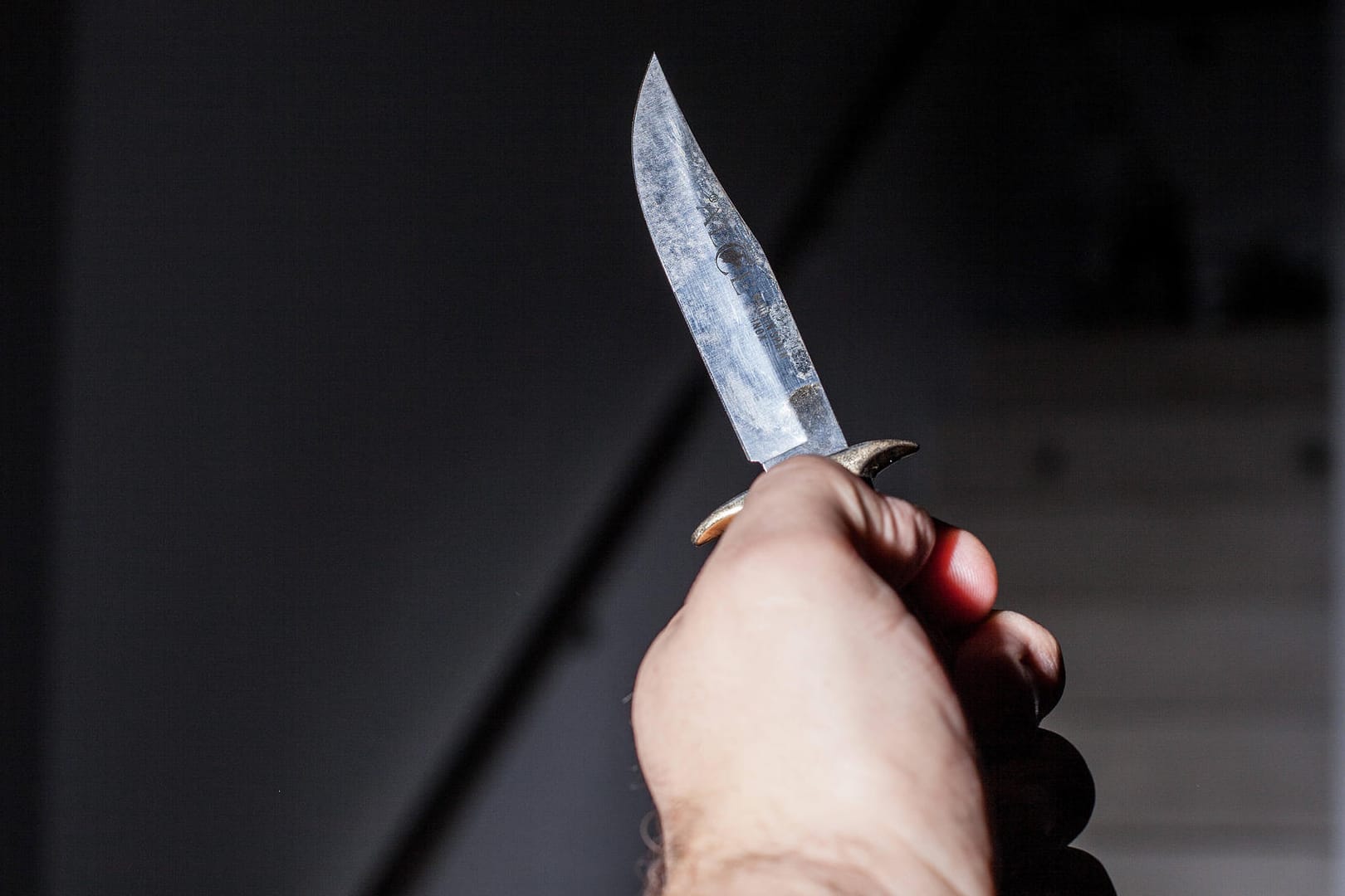 Ein Messer in der Hand (Symbolbild): In Karlsruhe ist ein Mann nach einer Messerattacke verstorben.