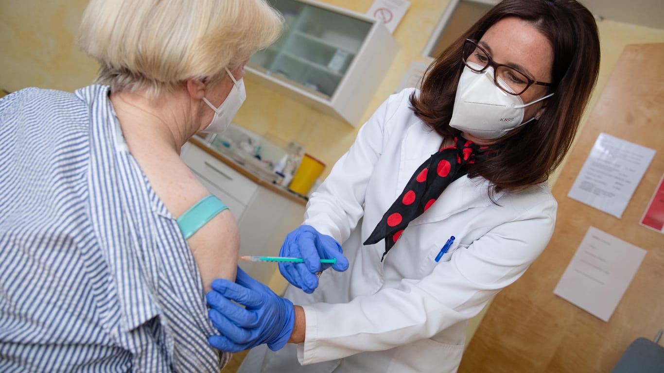 Eine Ärztin impft eine Patientin gegen das Coronavirus: In den Praxen droht der Impfstoff von Astrazeneca auszugehen.