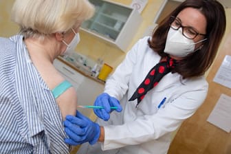Eine Ärztin impft eine Patientin gegen das Coronavirus: In den Praxen droht der Impfstoff von Astrazeneca auszugehen.