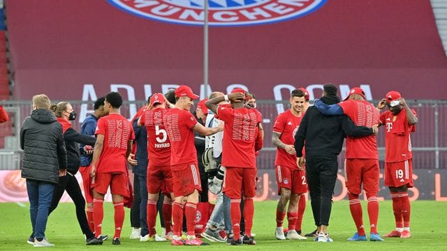 Einige Stars des FC Bayern dürfen sich in ihrem Quarantäne-Hotel über die Unterstützung ihrer Liebsten freuen. Einige Stars des FC Bayern dürfen sich in ihrem Quarantäne-Hotel über die Unterstützung ihrer Liebsten freuen.
