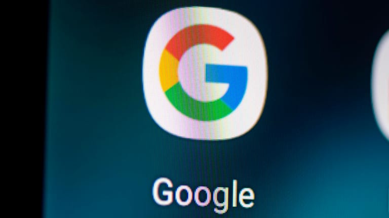 Auf dem Bildschirm eines Smartphones sieht man das Logo der App Google: Der Konzern soll in Italien eine Wettbewerbsstrafe von 102 Millionen Euro zahlen.
