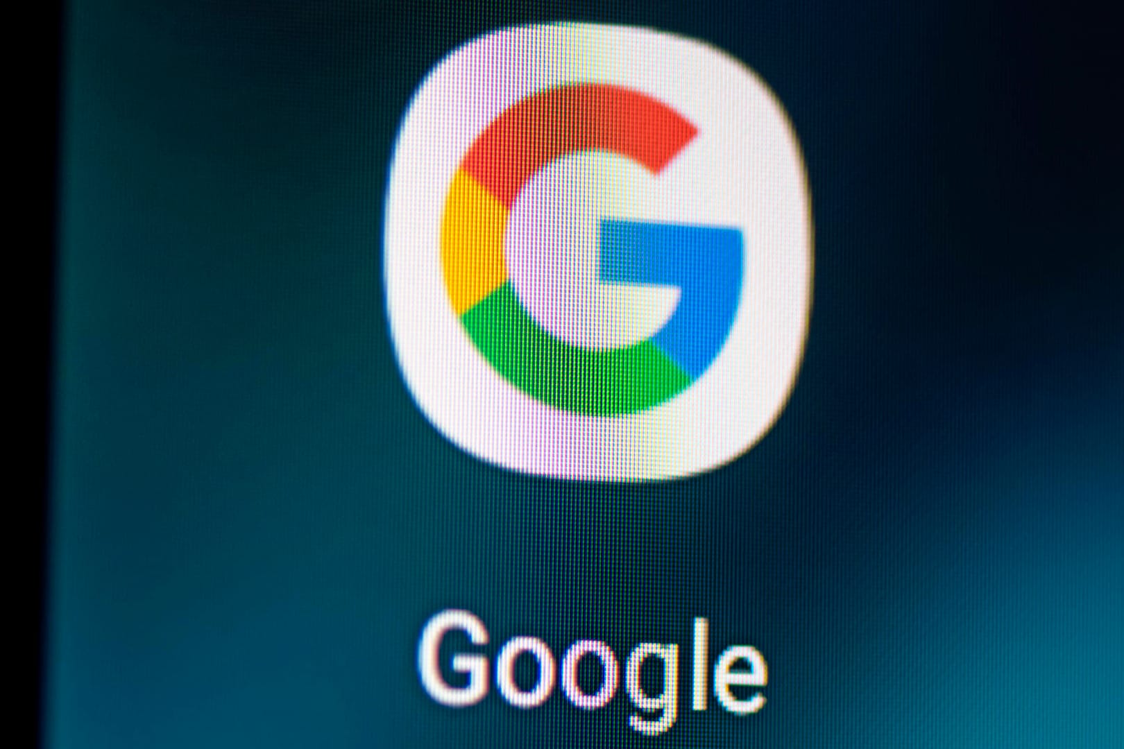 Auf dem Bildschirm eines Smartphones sieht man das Logo der App Google: Der Konzern soll in Italien eine Wettbewerbsstrafe von 102 Millionen Euro zahlen.