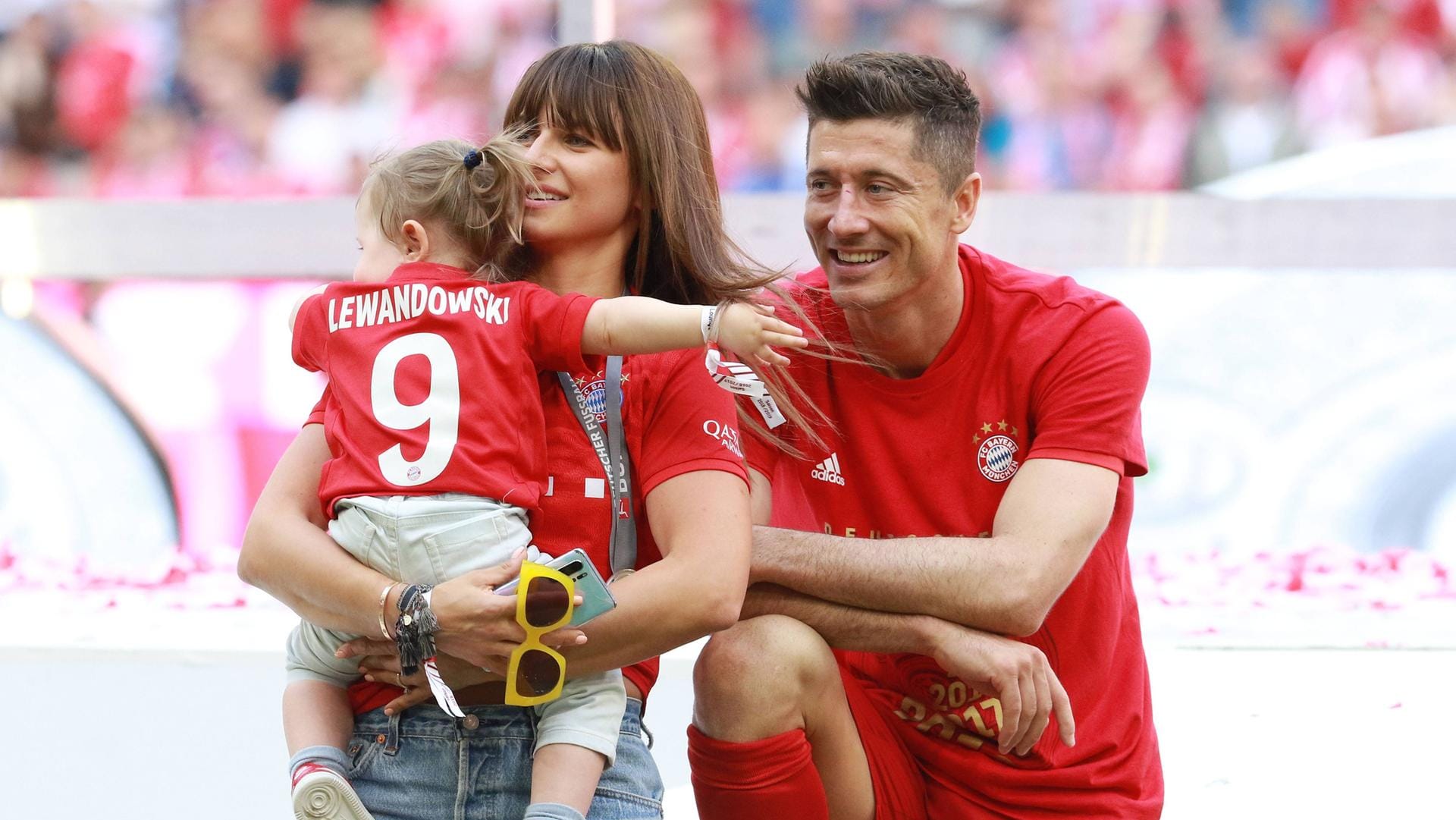 Robert Lewandowski (re.) kann sich im Quarantäne-Trainingslager über die Unterstützung seiner Frau Anna (li., mit Tochter Klara) freuen.