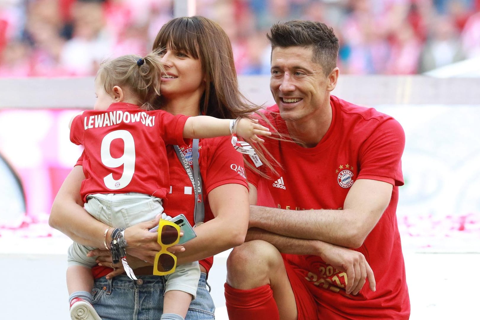 Robert Lewandowski (re.) kann sich im Quarantäne-Trainingslager über die Unterstützung seiner Frau Anna (li., mit Tochter Klara) freuen.