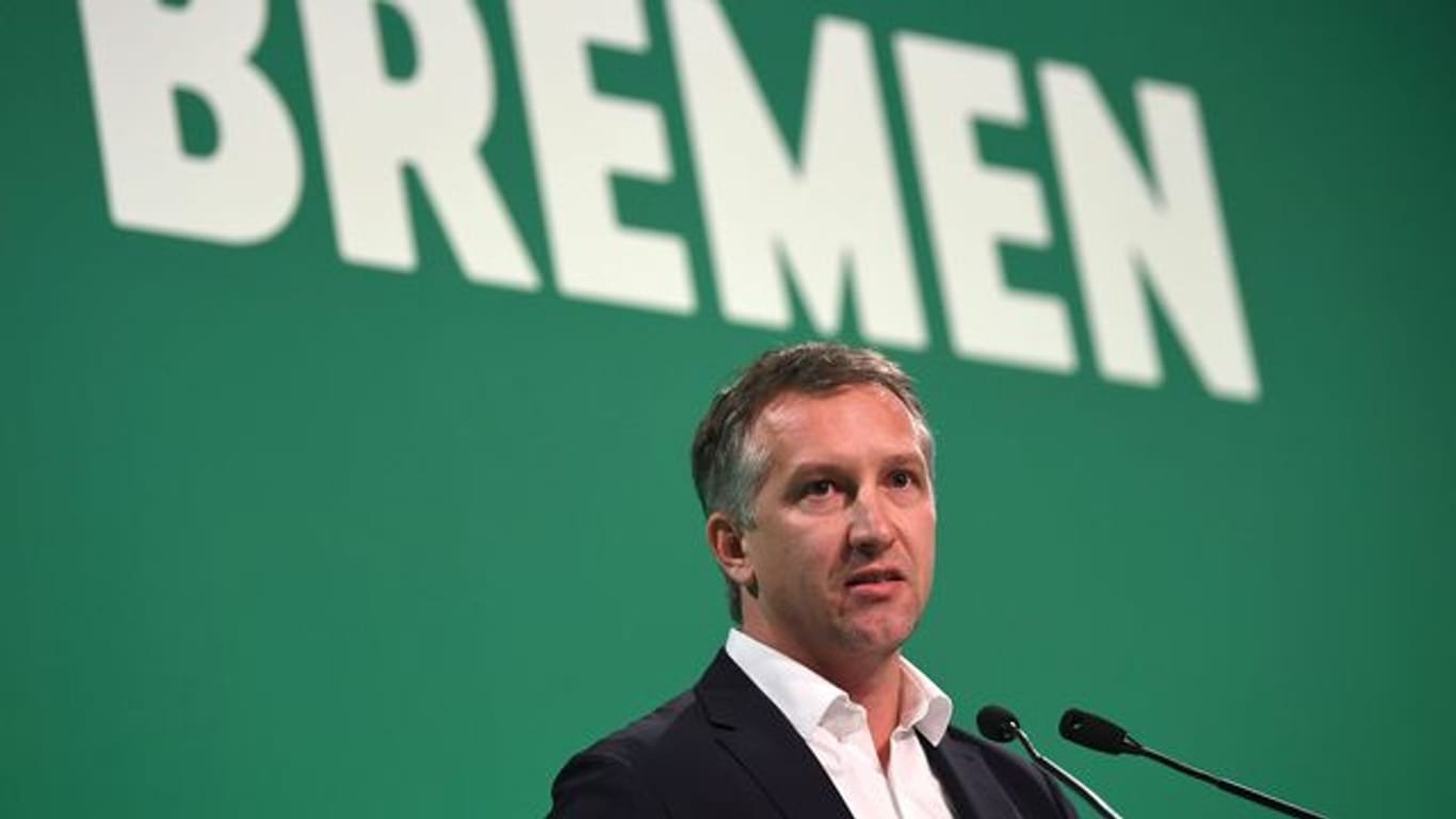 Frank Baumann, Geschäftsführer Sport von Werder Bremen, spricht bei der Mitgliederversammlung des Vereins.