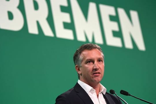 Frank Baumann, Geschäftsführer Sport von Werder Bremen, spricht bei der Mitgliederversammlung des Vereins.