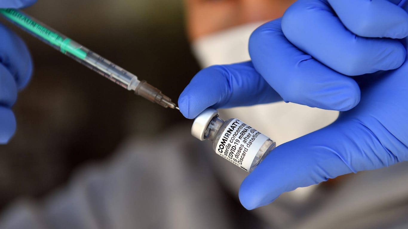 Eine Spritze mit Impfstoff wird aufgezogen (Symbolbild): In Wuppertal ist die Impf-Lage angespannt.