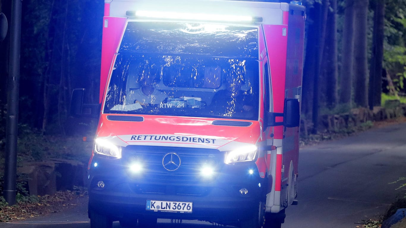 Rettungswagen mit Blaulicht im Einsatz (Symbolbild): Nach drei Stürzen kam eine betrunkene Radfahrerin in Köln ins Krankenhaus.