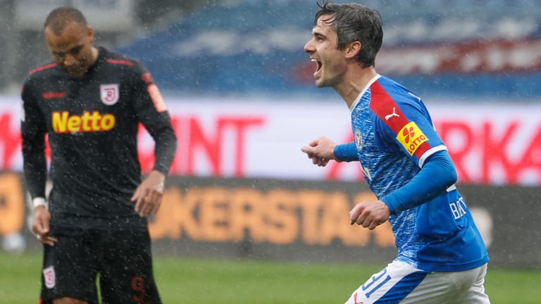 Fin Bartels (r.): Kiels Mittelfeldspieler erzielte gegen Regensburg den Treffer zum zwischenzeitlichen 1:1.
