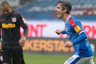 Fin Bartels (r.): Kiels Mittelfeldspieler erzielte gegen Regensburg den Treffer zum zwischenzeitlichen 1:1.