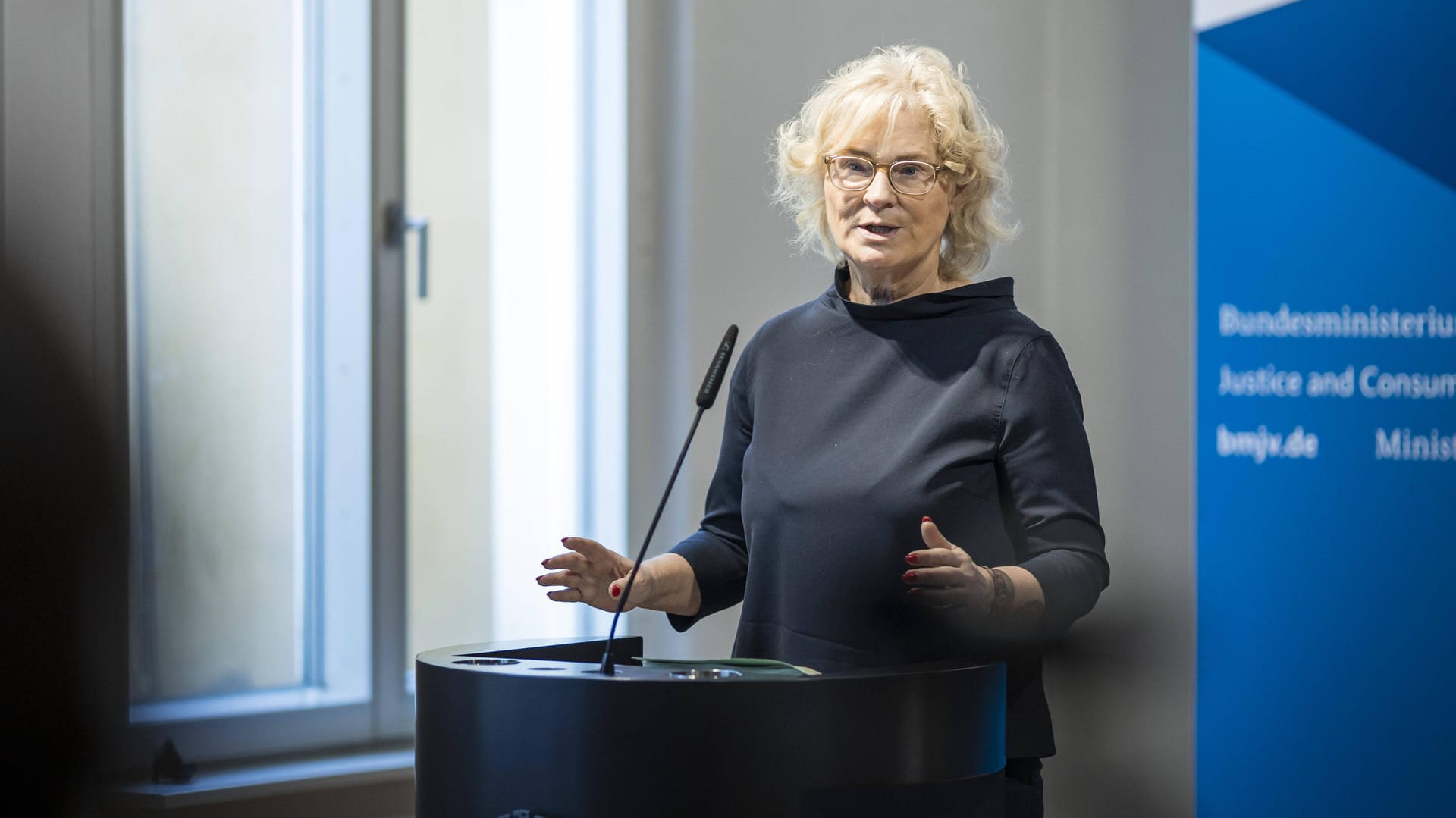 Christine Lambrecht, Bundesministerin der Justiz und für Verbraucherschutz: "Wir alle müssen Schritt für Schritt wieder die Möglichkeit bekommen, unsere Grundrechte wieder vollständig auszuüben." Christine Lambrecht, Bundesministerin der Justiz und für Verbraucherschutz: "Wir alle müssen Schritt für Schritt wieder die Möglichkeit bekommen, unsere Grundrechte wieder vollständig auszuüben."