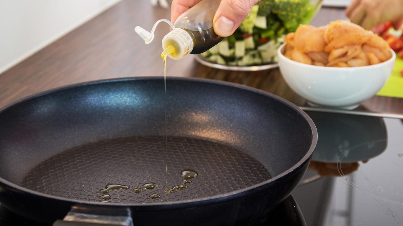 Kochen: In einer gut beschichteten Pfanne braucht man weniger Öl zum Anbraten.