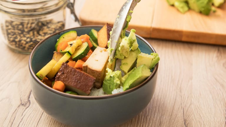 Gericht: Die Hälfte Gemüse, ein Viertel Sättigungsbeilage und ein Viertel Proteinlieferant – so sieht die ideale Mischung in Teller oder Schüssel aus.
