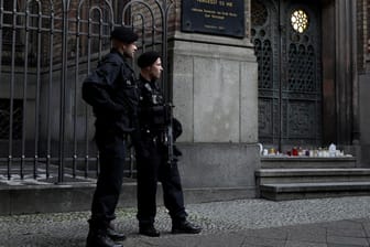 Polizisten 2019 vor der Neuen Synagoge in Berlin: Synagogen stehen bereits unter besonderem Schutz, nun wurden die Sicherheitsmaßnahmen in einigen Bundesländern noch erhöht.