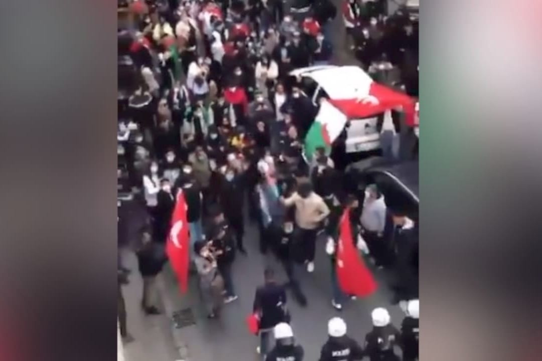 Am Mittwochabend kam es vor der Synagoge in Gelsenkirchen zu antisemitischen Protesten: Zahlreiche Menschen skandierten "Scheiß Juden".