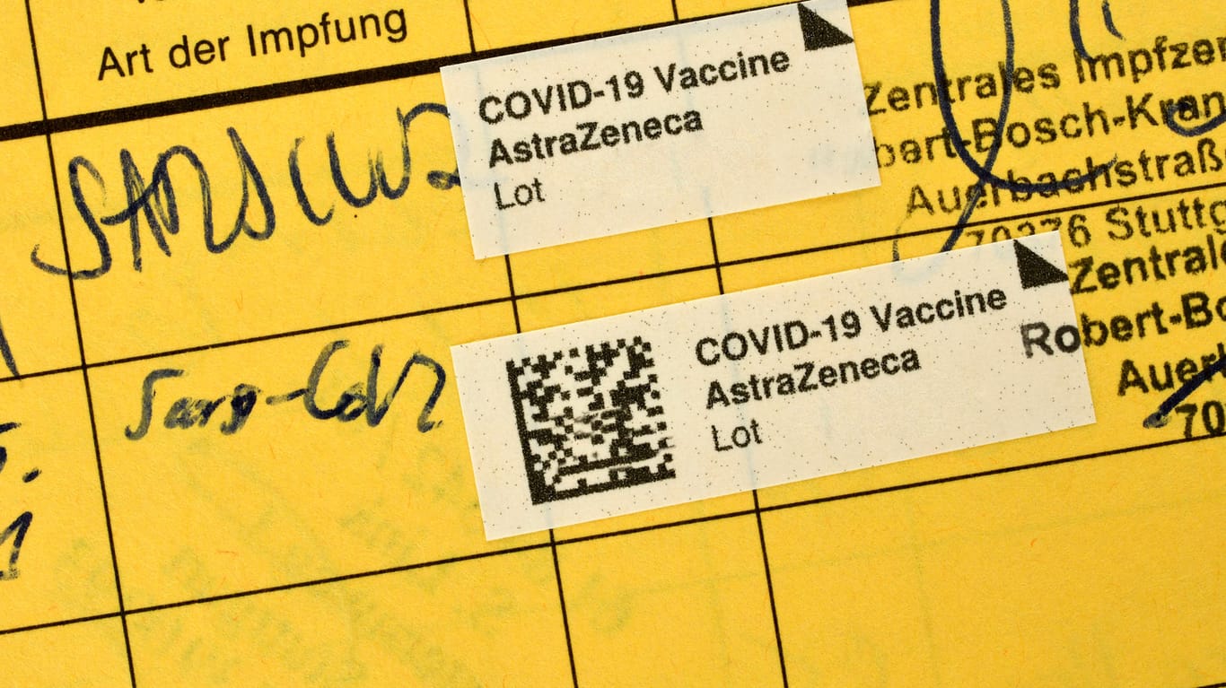 Impfpass nach zweiter erfolgter Impfung mit Astrazeneca gegen Covid-19 (Symbolbild): Die 20 Personen waren bereits mehrfach geimpft.