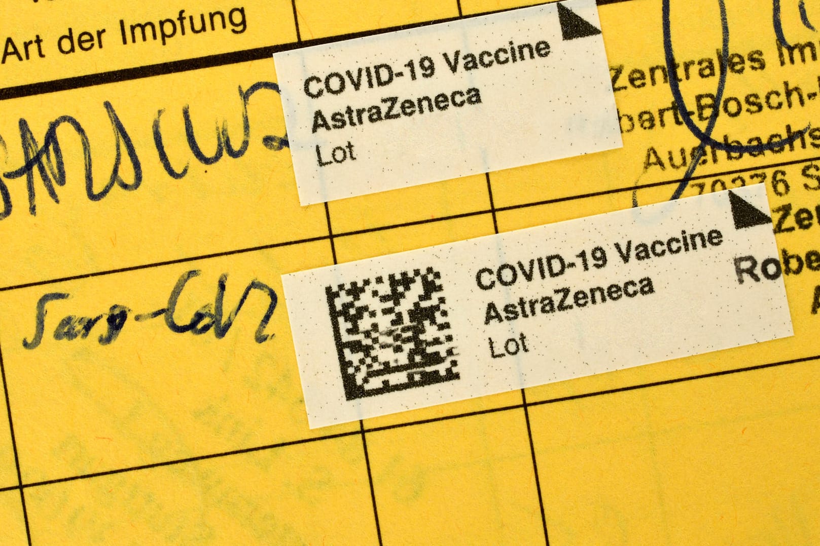 Impfpass nach zweiter erfolgter Impfung mit Astrazeneca gegen Covid-19 (Symbolbild): Die 20 Personen waren bereits mehrfach geimpft.