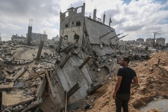 Ein Mann inspiziert zerstörte Gebäude in der Stadt Beit Lahia im nördlichen Gazastreifen nach einem israelischen Luftangriff: Experten befürchten dauerhafte Folgen für die israelische Gesellschaft.