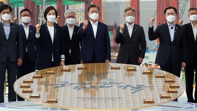 "Halbleiter-Machtzentrum bis 2030": Staatspräsident Moon Jae In (M) besucht den Samsung-Produktionsstandort in Pyeongtaek. "Halbleiter-Machtzentrum bis 2030": Staatspräsident Moon Jae In (M) besucht den Samsung-Produktionsstandort in Pyeongtaek.