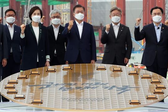 "Halbleiter-Machtzentrum bis 2030": Staatspräsident Moon Jae In (M) besucht den Samsung-Produktionsstandort in Pyeongtaek.