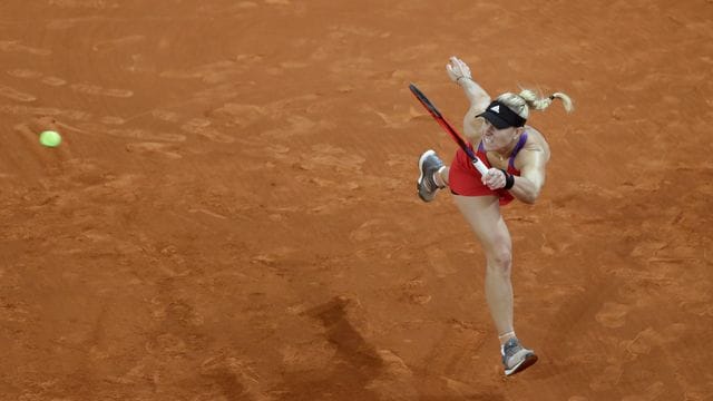 Kerber musste sich beim Tennis-Turnier in Rom der Lettin Jelena Ostapenko im Achtelfinale mit 6:4, 3:6, 4:6 geschlagen geben. Kerber musste sich beim Tennis-Turnier in Rom der Lettin Jelena Ostapenko im Achtelfinale mit 6:4, 3:6, 4:6 geschlagen geben.
