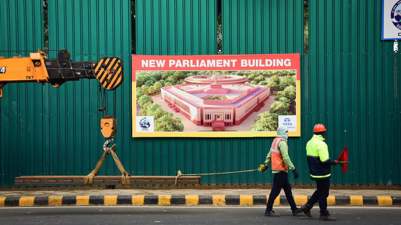 Arbeiter vor dem neuen Parlament in Neu Delhi: Das Riesen-Projekt soll rund 2,3 Milliarden Euro kosten.