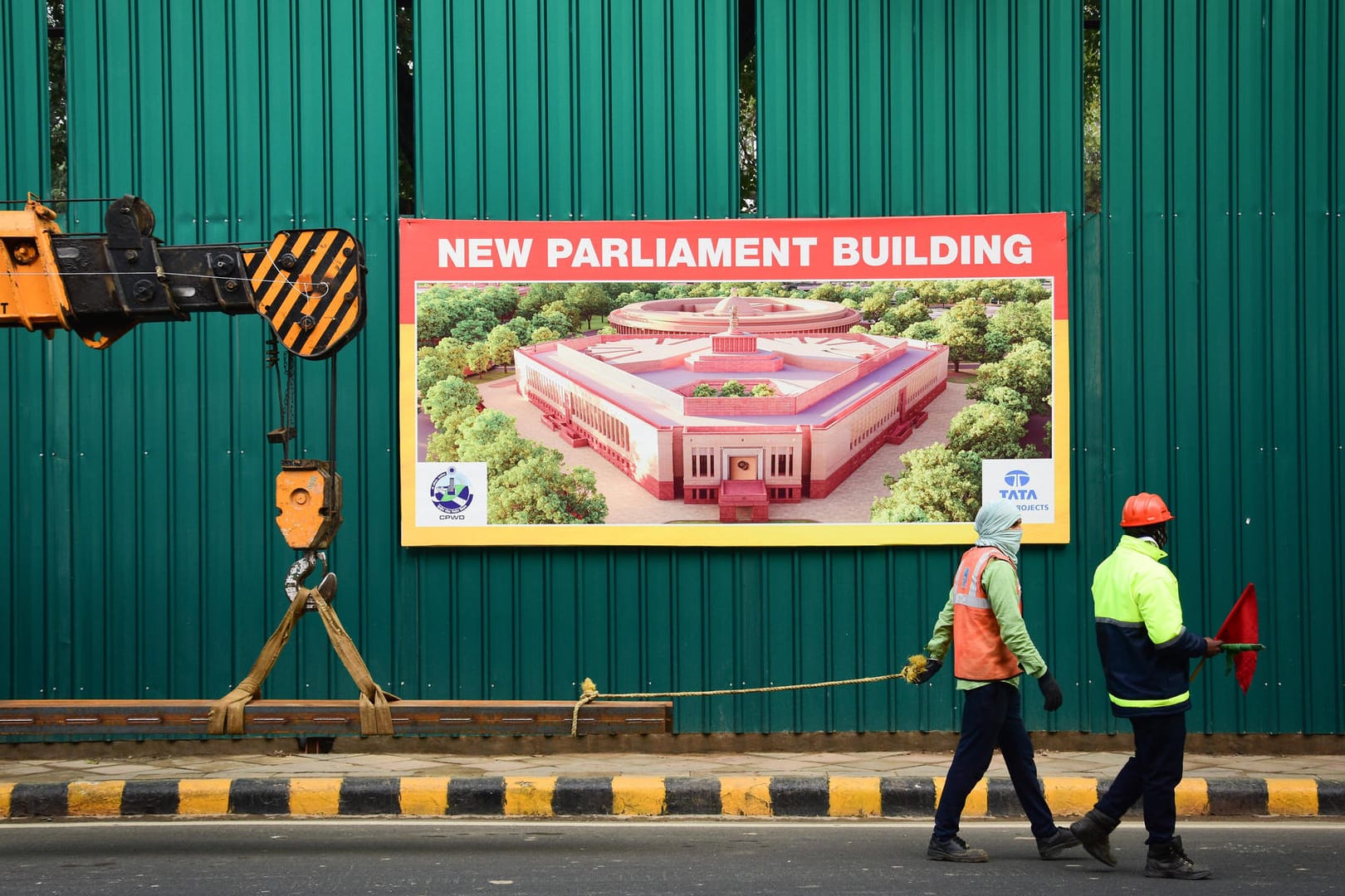Arbeiter vor dem neuen Parlament in Neu Delhi: Das Riesen-Projekt soll rund 2,3 Milliarden Euro kosten.