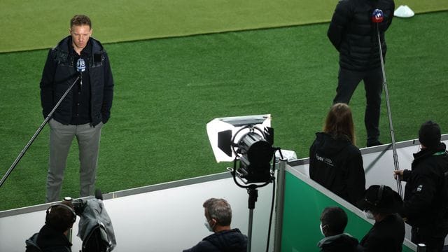 Dortmunds Trainer Edin Terzic (r) und Leipzigs Trainer Julian Nagelsmann geben vor dem Anpfiff des DFB-Pokalfinals TV-Interviews. Dortmunds Trainer Edin Terzic (r) und Leipzigs Trainer Julian Nagelsmann geben vor dem Anpfiff des DFB-Pokalfinals TV-Interviews.