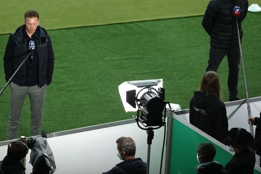 Dortmunds Trainer Edin Terzic (r) und Leipzigs Trainer Julian Nagelsmann geben vor dem Anpfiff des DFB-Pokalfinals TV-Interviews.