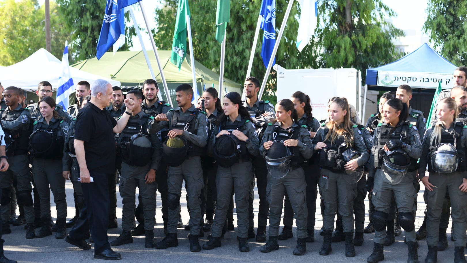 Lod, Israel, am Donnerstag: Benjamin Netanjahu trifft Grenzpolizisten und stimmt auf einen längeren Einsatz ein.