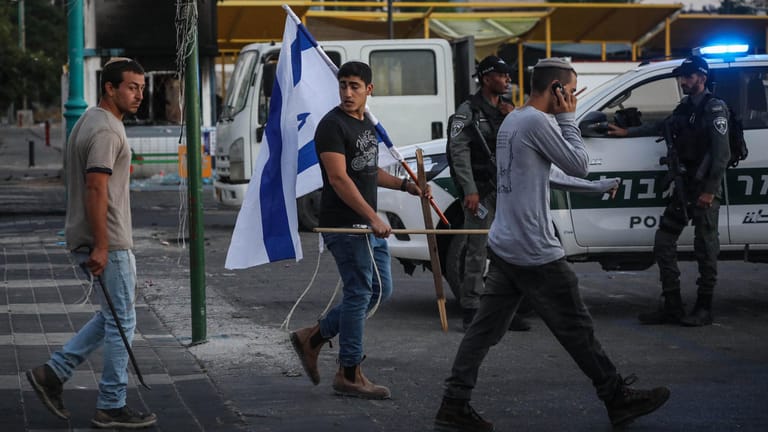 Lod, Israel: Jüdische rechtsgerichtete Demonstranten marschieren mit israelischen Flaggen durch die Stadt.