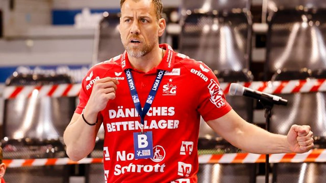 Flensburgs Trainer Maik Machulla steht an der Seitenlinie und coacht seine Mannschaft.