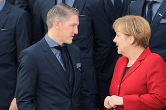 Bastian Schweinsteiger und Angela Merkel: Hier bei der Verleihung des Silbernen Lorbeerblattes im Jahr 2014.