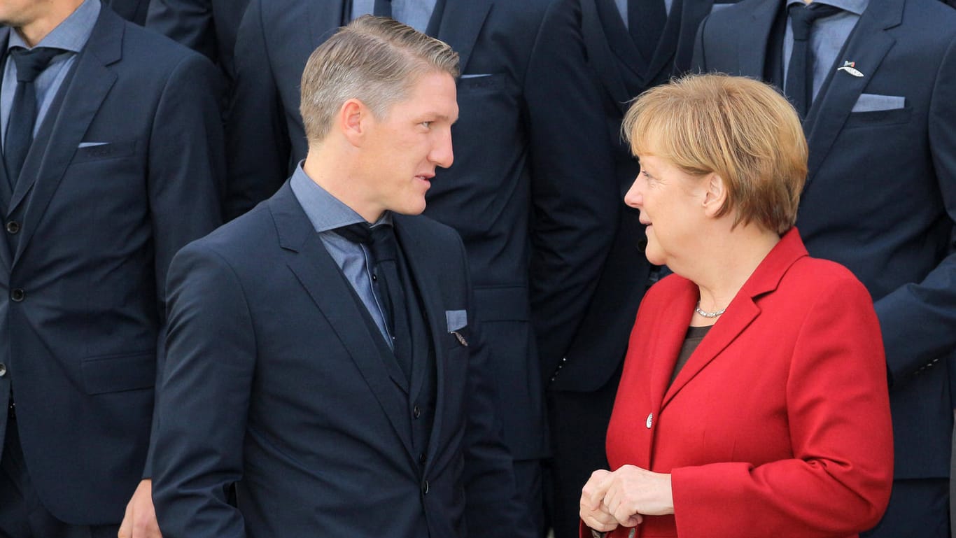 Bastian Schweinsteiger und Angela Merkel: Hier bei der Verleihung des Silbernen Lorbeerblattes im Jahr 2014.