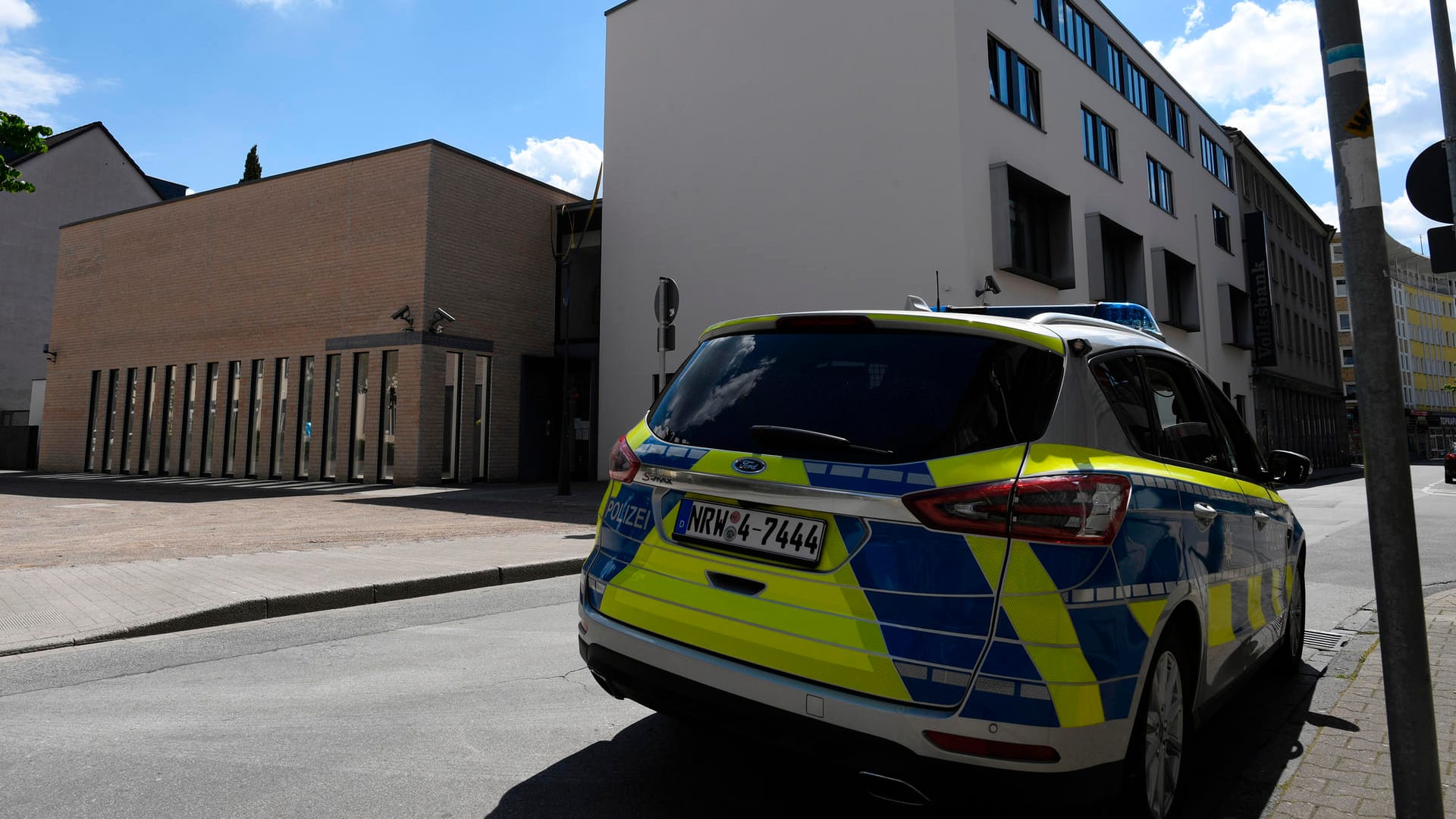 Gelsenkirchen: Ein Polizeiwagen steht am Donnerstag vor der Synagoge.