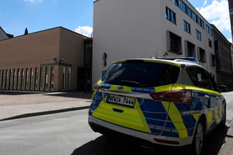Gelsenkirchen: Ein Polizeiwagen steht am Donnerstag vor der Synagoge.